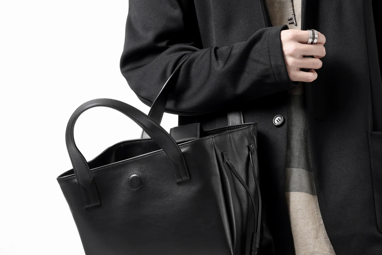 discord Yohji Yamamoto Gusset Diaphragm Tote Bag (M) / Smooth Cow Leather (BLACK) - Image 46