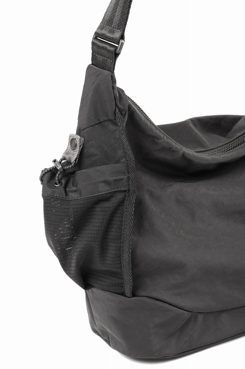 F/CE. TEXTURED TWILL 2 WAY SHOULDER TOTE (BLACK) - Image 11