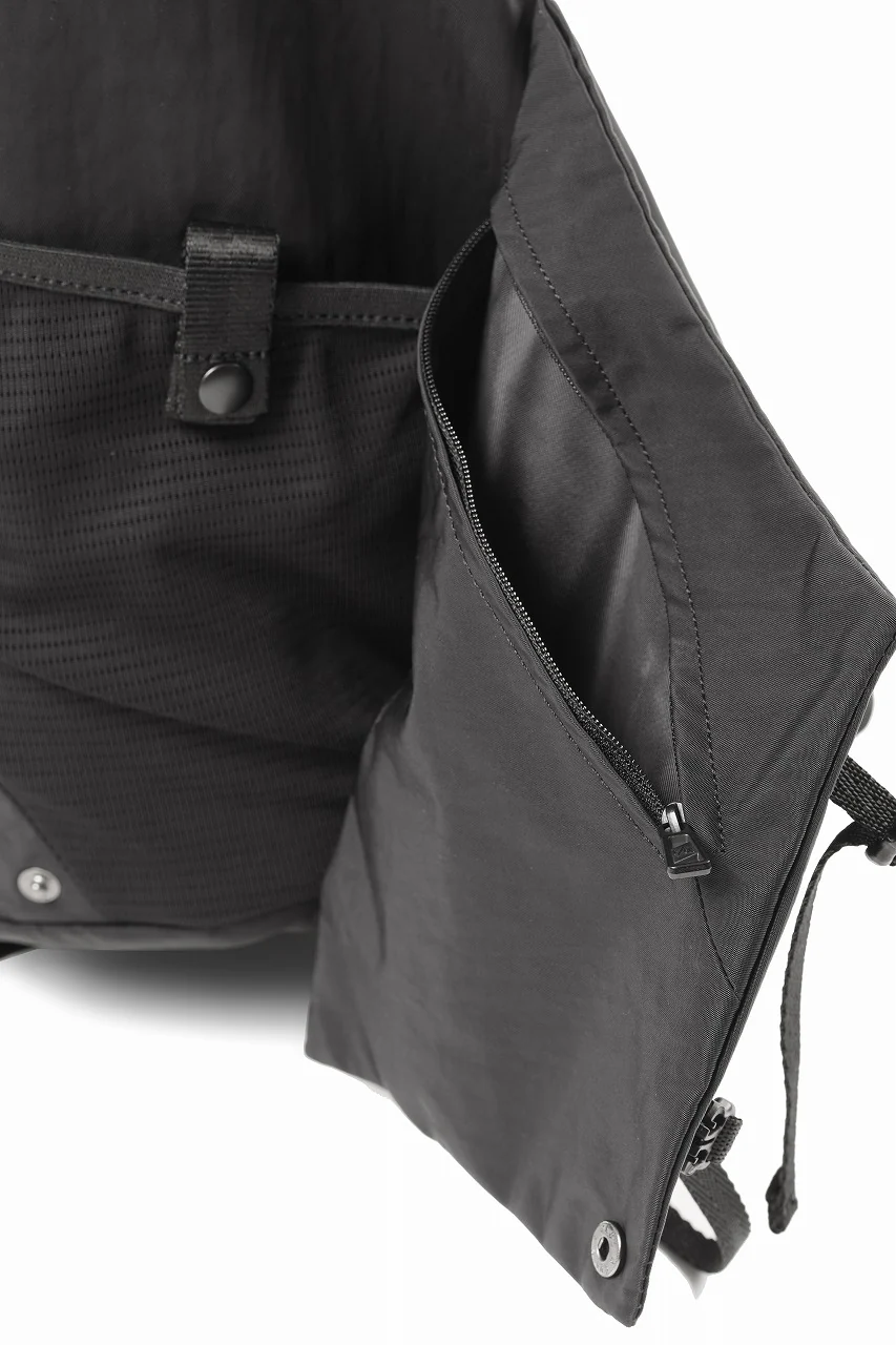 F/CE. TEXTURED TWILL 3 POINTS SLINGER BAG (BLACK) - Image 10