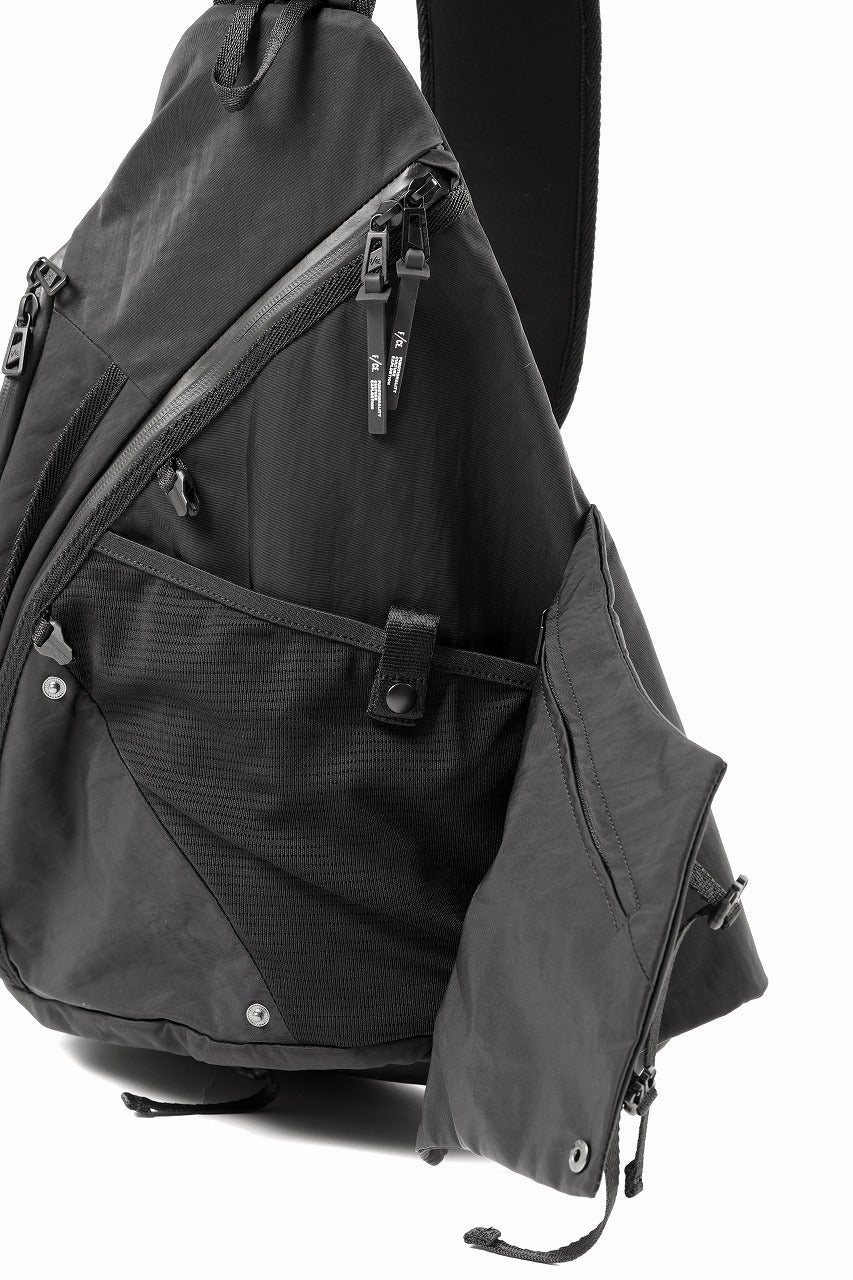 F/CE. TEXTURED TWILL 3 POINTS SLINGER BAG (BLACK) - Image 11