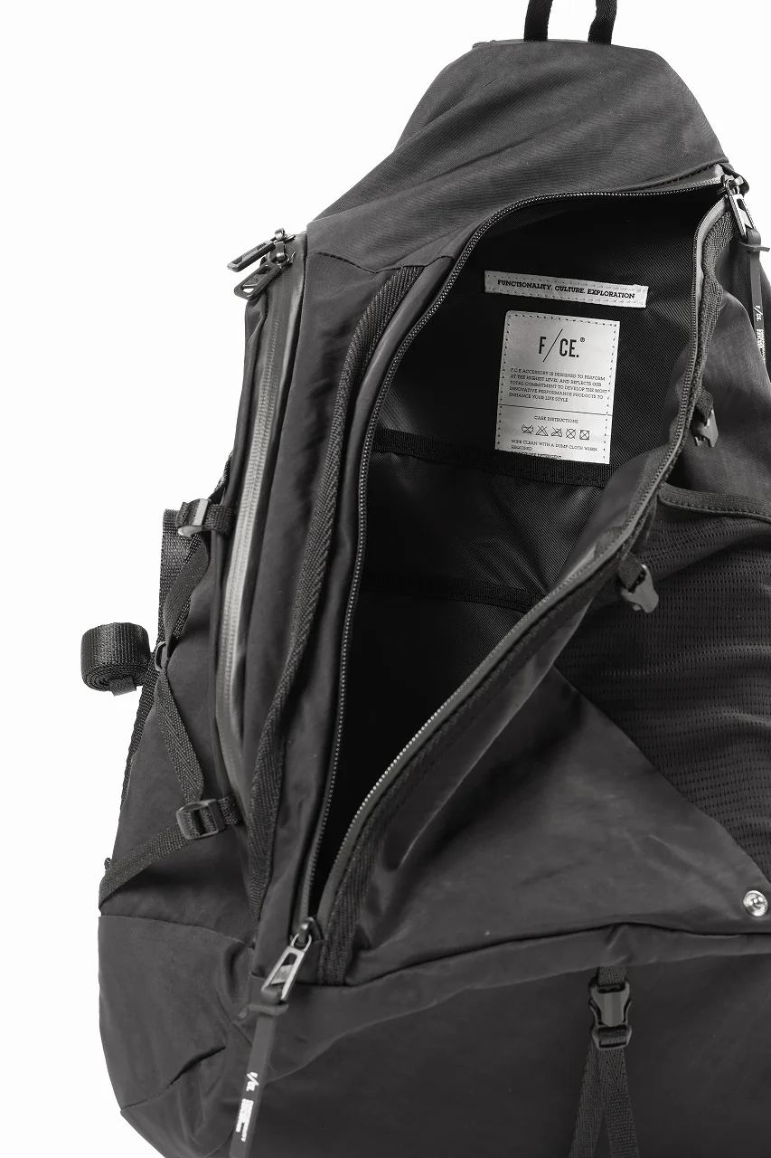 F/CE. TEXTURED TWILL 3 POINTS SLINGER BAG (BLACK) - Image 12