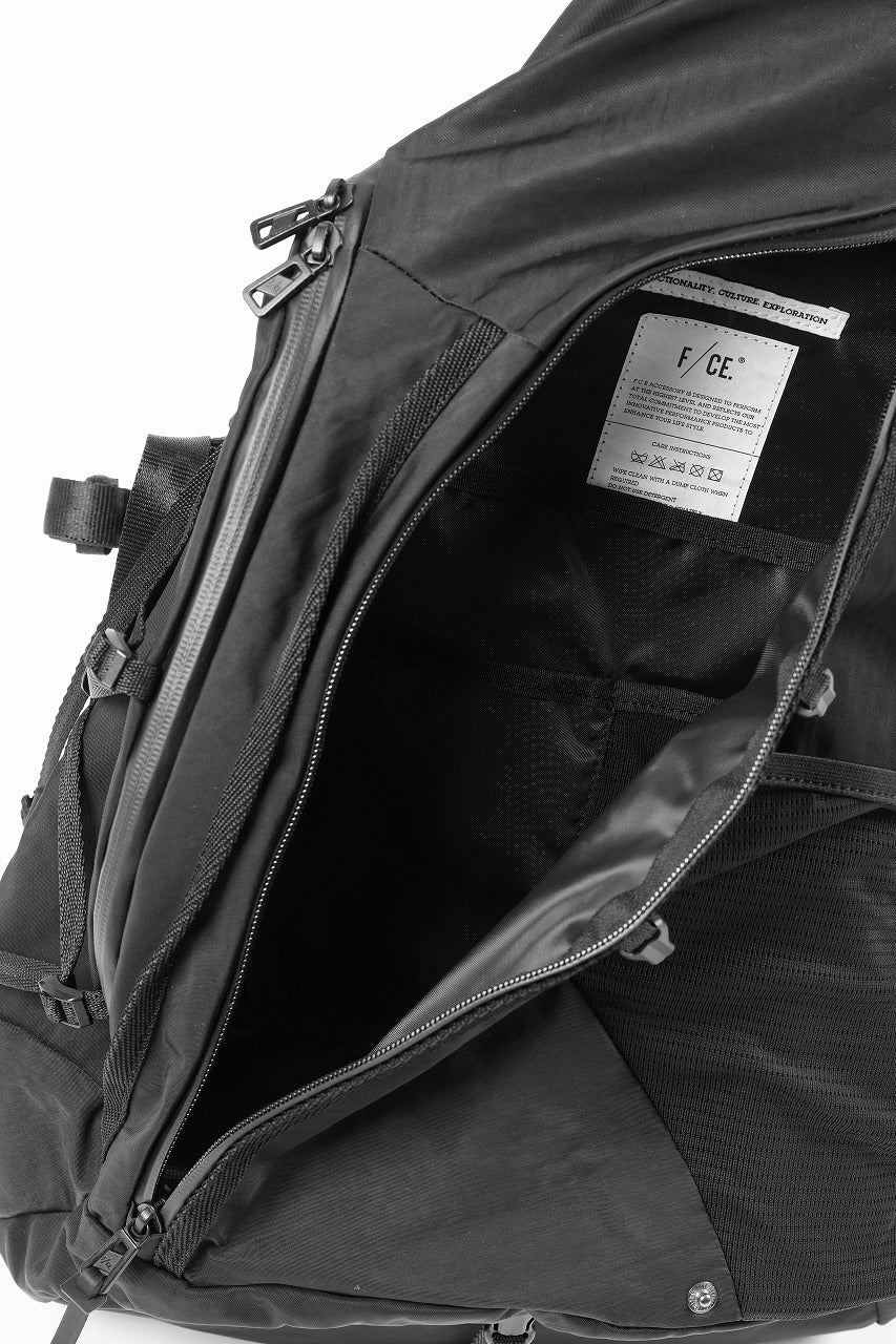 F/CE. TEXTURED TWILL 3 POINTS SLINGER BAG (BLACK) - Image 13