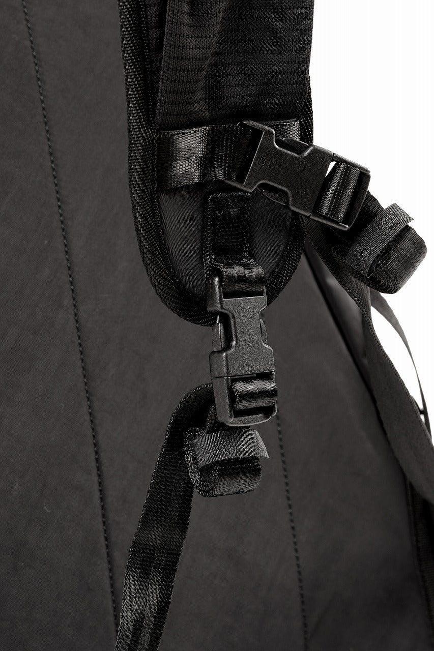 F/CE. TEXTURED TWILL 3 POINTS SLINGER BAG (BLACK) - Image 14