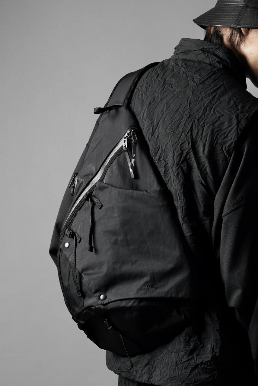 F/CE. TEXTURED TWILL 3 POINTS SLINGER BAG (BLACK) - Image 16