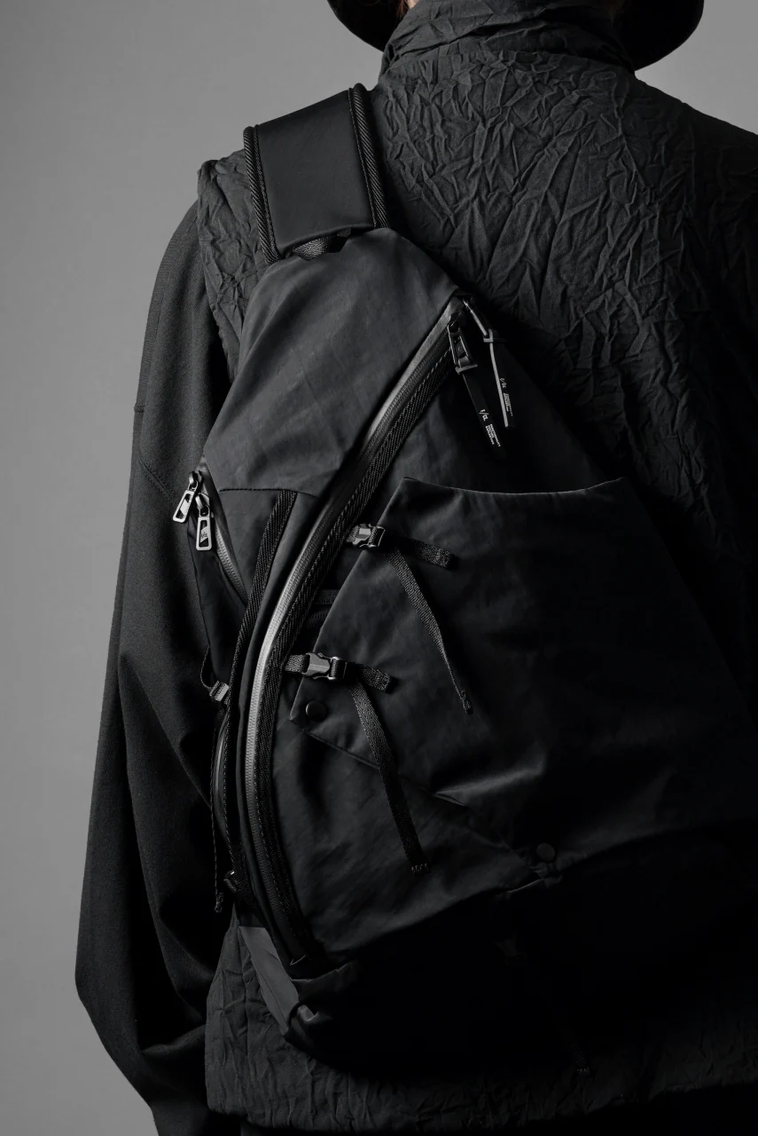 F/CE. TEXTURED TWILL 3 POINTS SLINGER BAG (BLACK) - Image 17