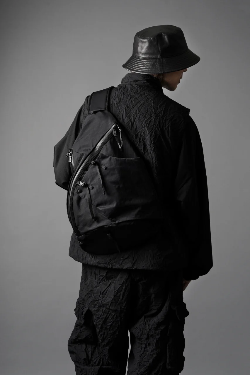 F/CE. TEXTURED TWILL 3 POINTS SLINGER BAG (BLACK) - Image 19