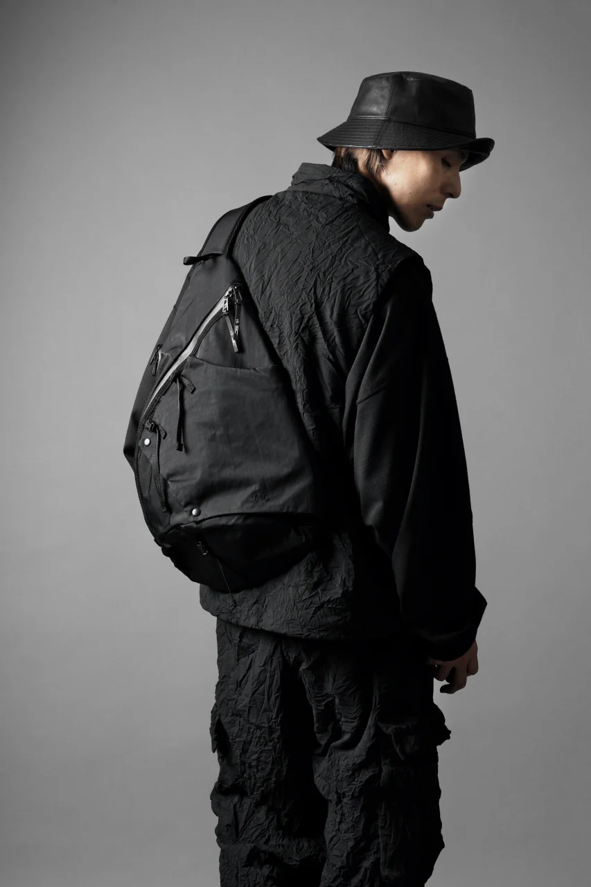 F/CE. TEXTURED TWILL 3 POINTS SLINGER BAG (BLACK) - Image 20
