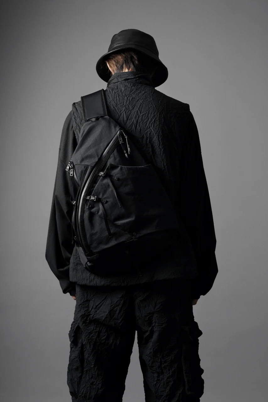 F/CE. TEXTURED TWILL 3 POINTS SLINGER BAG (BLACK) - Image 21