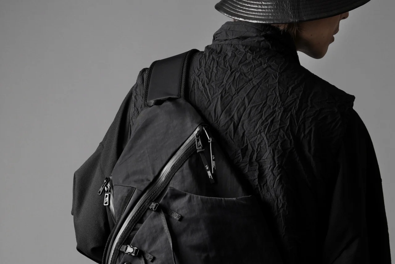 F/CE. TEXTURED TWILL 3 POINTS SLINGER BAG (BLACK) - Image 24