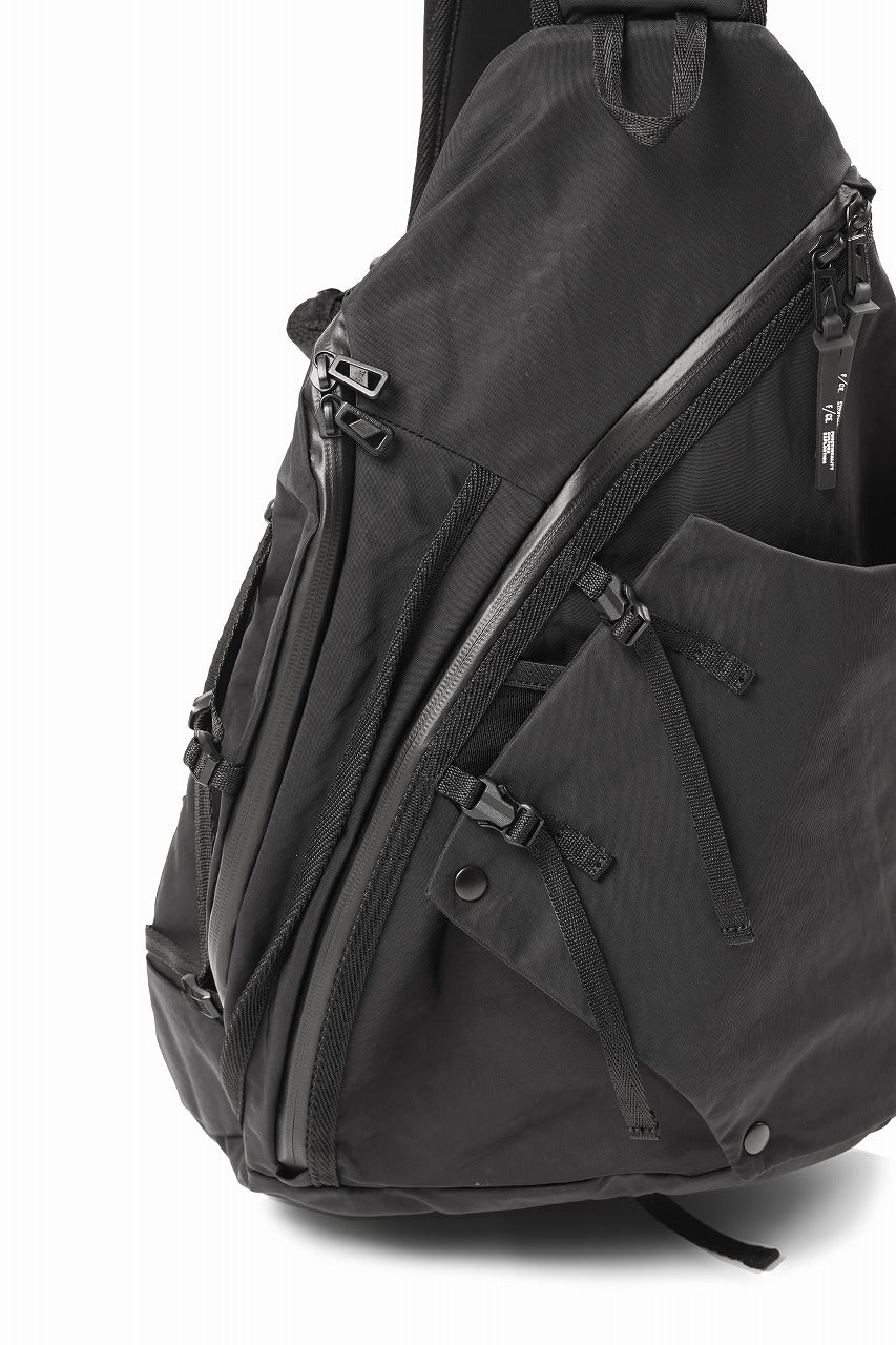 F/CE. TEXTURED TWILL 3 POINTS SLINGER BAG (BLACK) - Image 7
