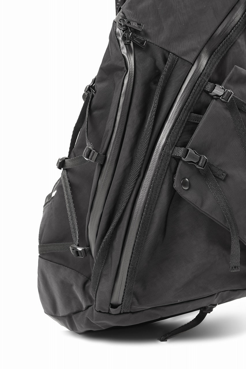 F/CE. TEXTURED TWILL 3 POINTS SLINGER BAG (BLACK) - Image 8