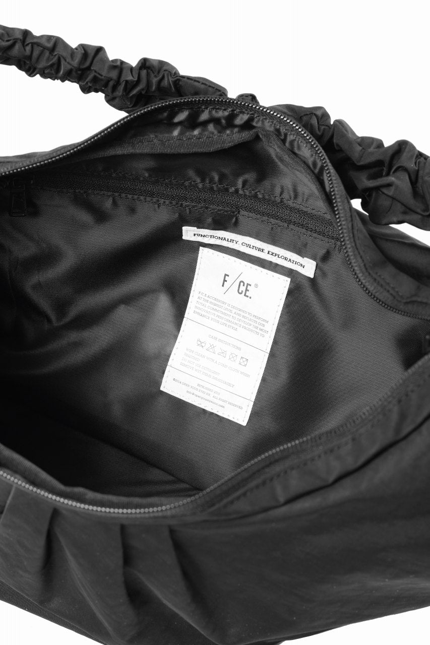 F/CE. TEXTURED TWILL BODY BAG (BLACK) - Image 10