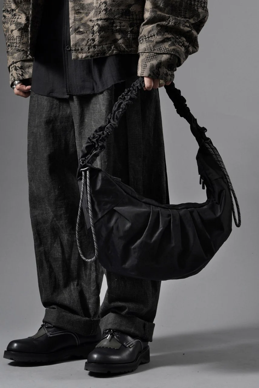 F/CE. TEXTURED TWILL BODY BAG (BLACK) - Image 13