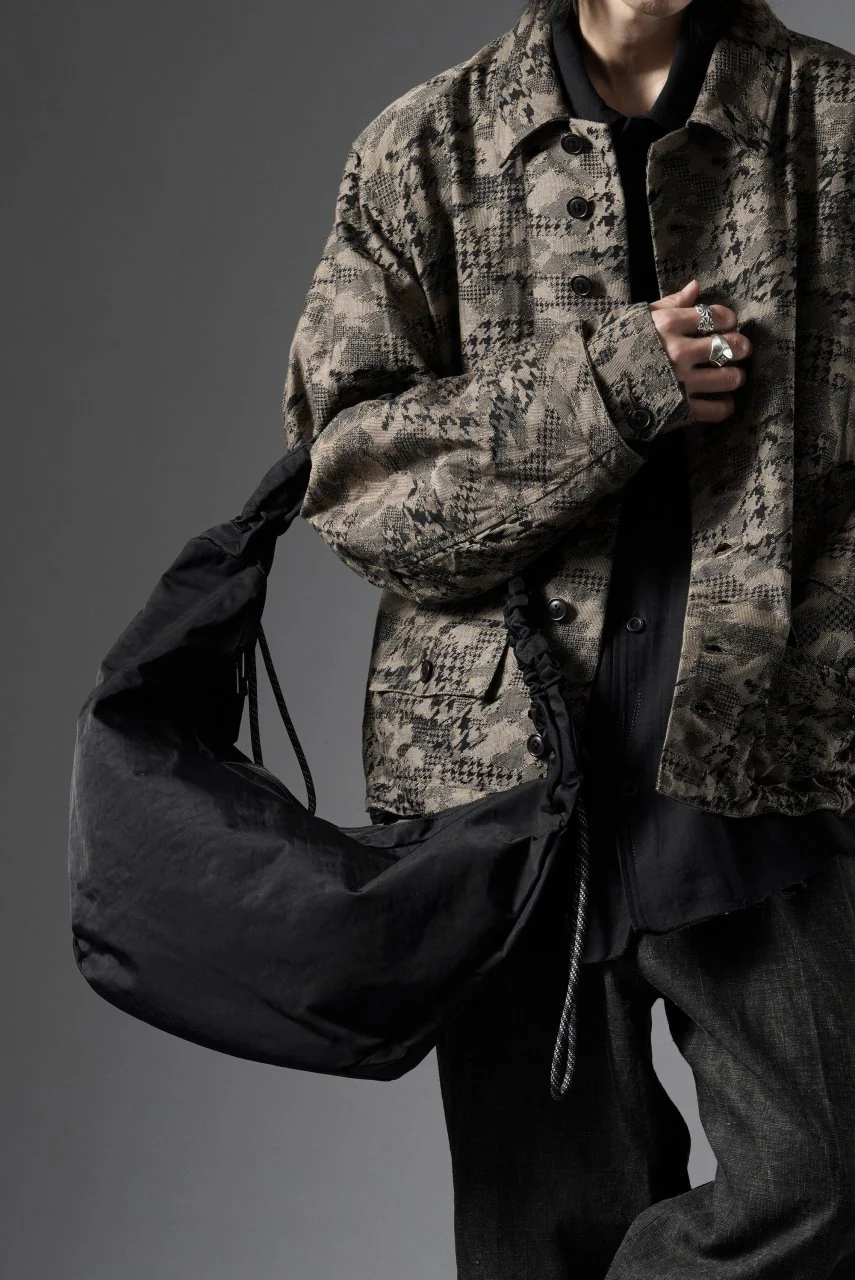 F/CE. TEXTURED TWILL BODY BAG (BLACK) - Image 2
