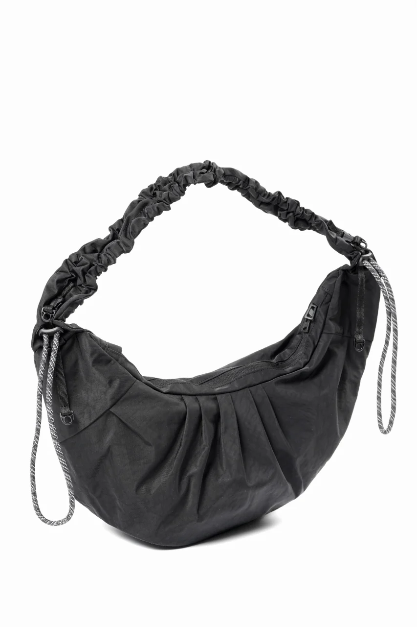 F/CE. TEXTURED TWILL BODY BAG (BLACK) - Image 6