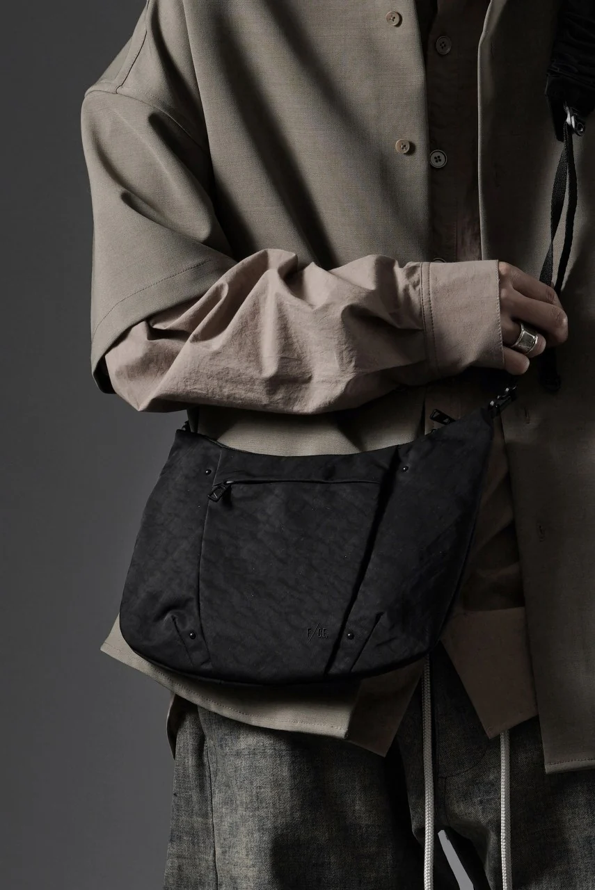 F/CE. TEXTURED TWILL POUCH (BLACK) - Image 10