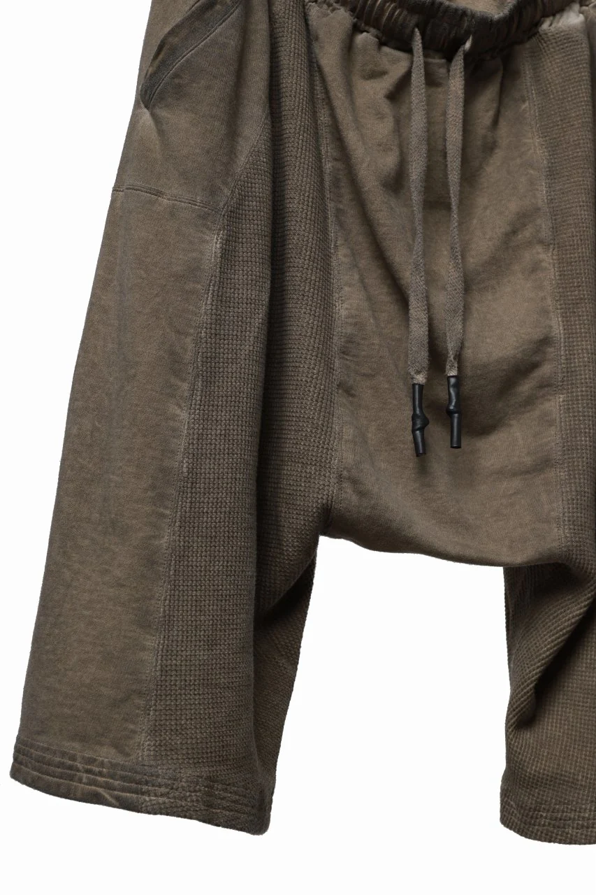 FIRST AID TO THE INJURED STRAIGHT SHORTS / COLD DYED SWITCHING JERSEY (TIMBER WOLF) - Image 6