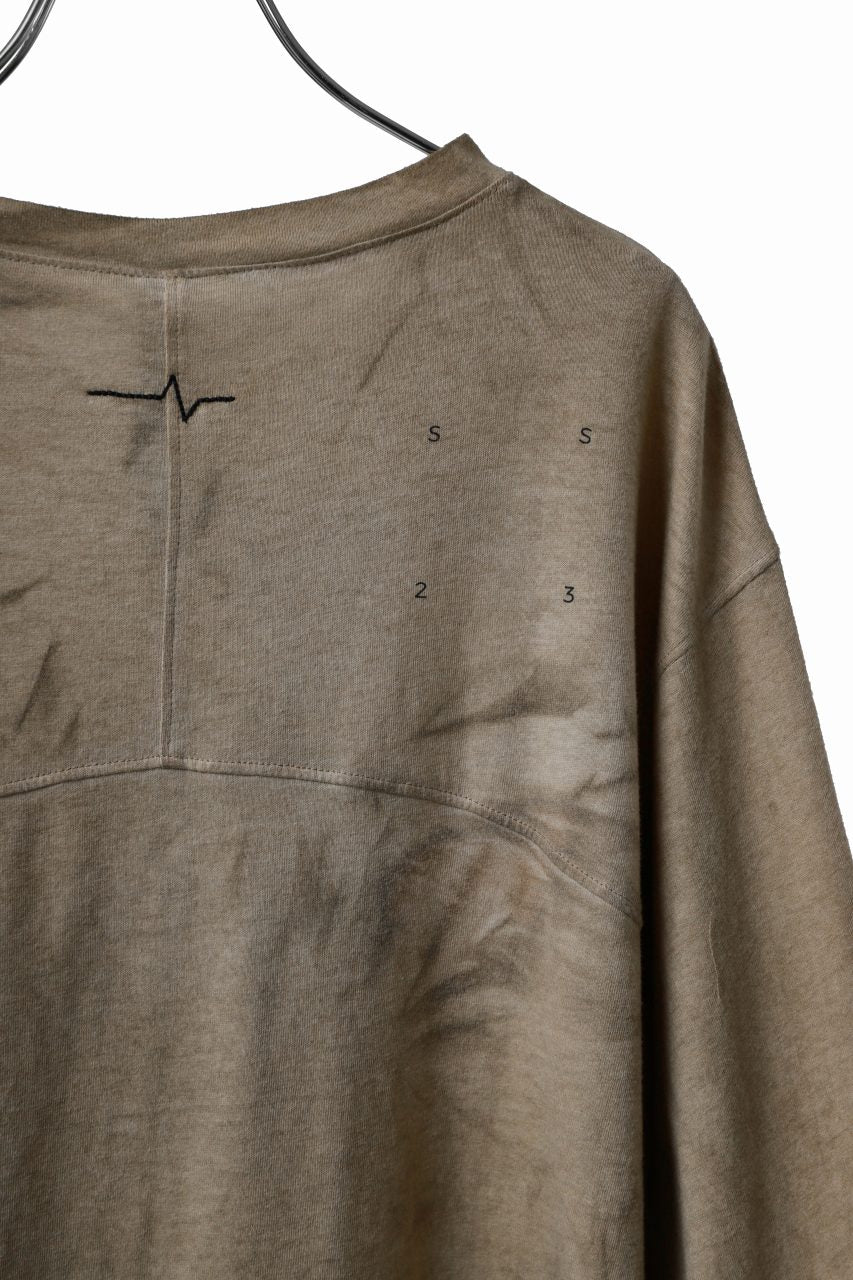 FIRST AID TO THE INJURED "THE HIDDEN" GRAPHIC T-SHIRT / COLD DYED (TIMBER WOLF) - Image 12