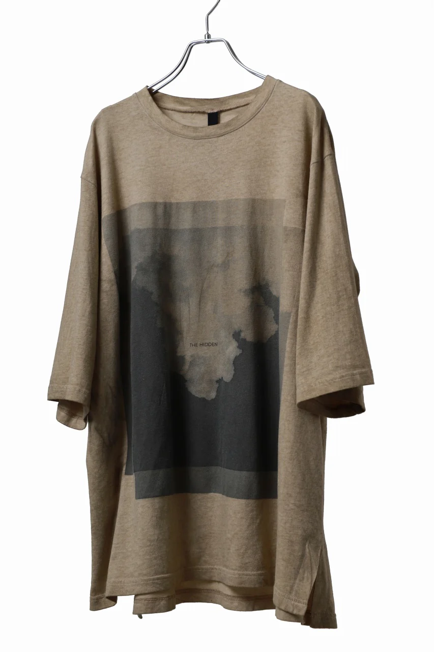 FIRST AID TO THE INJURED "THE HIDDEN" GRAPHIC T-SHIRT / COLD DYED (TIMBER WOLF) - Image 2