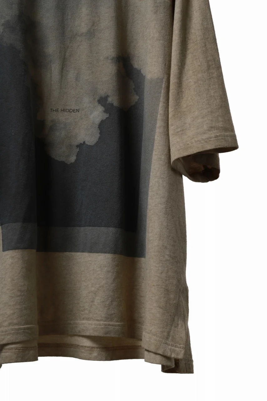 FIRST AID TO THE INJURED "THE HIDDEN" GRAPHIC T-SHIRT / COLD DYED (TIMBER WOLF) - Image 5