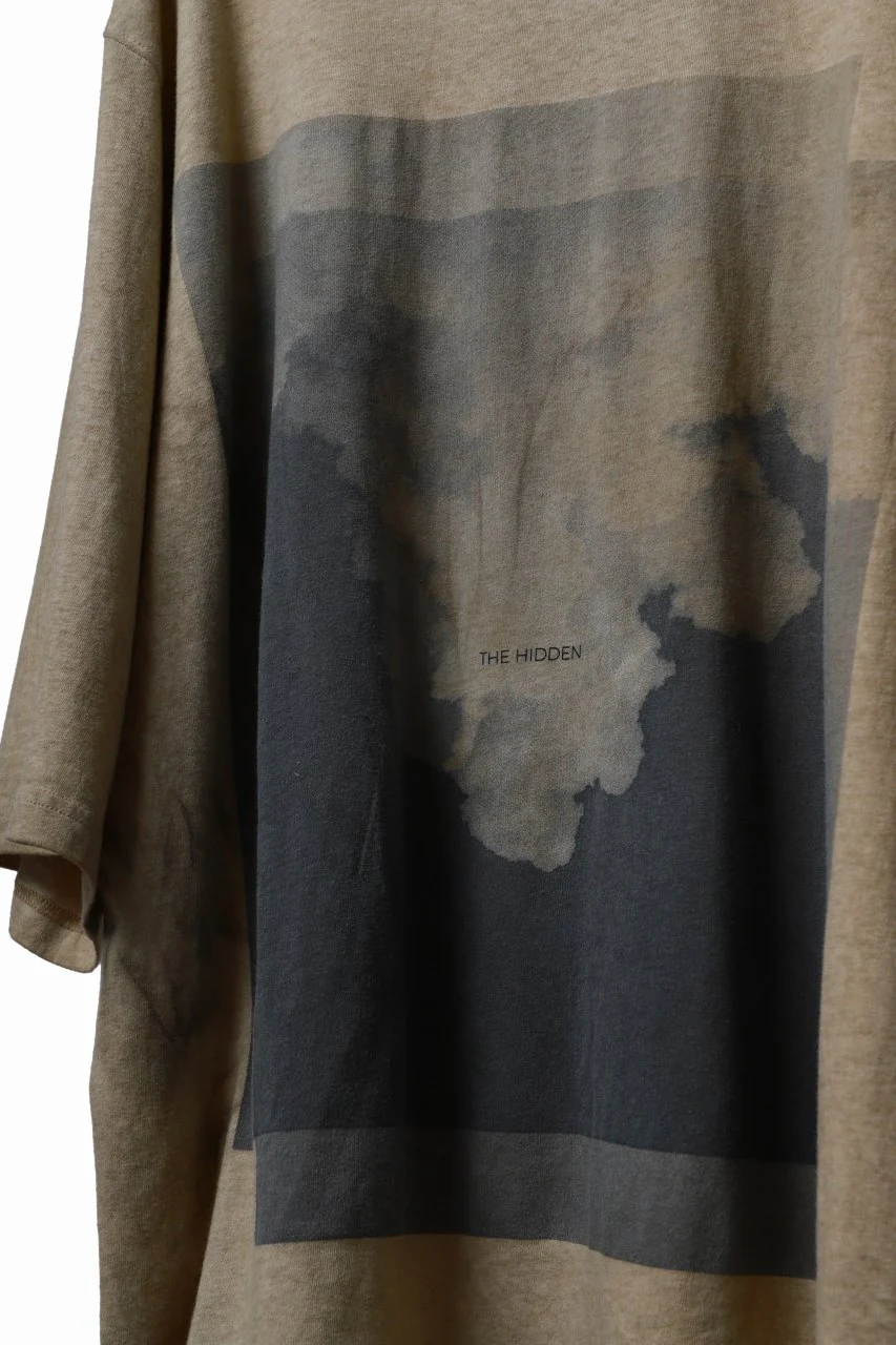 FIRST AID TO THE INJURED "THE HIDDEN" GRAPHIC T-SHIRT / COLD DYED (TIMBER WOLF) - Image 9