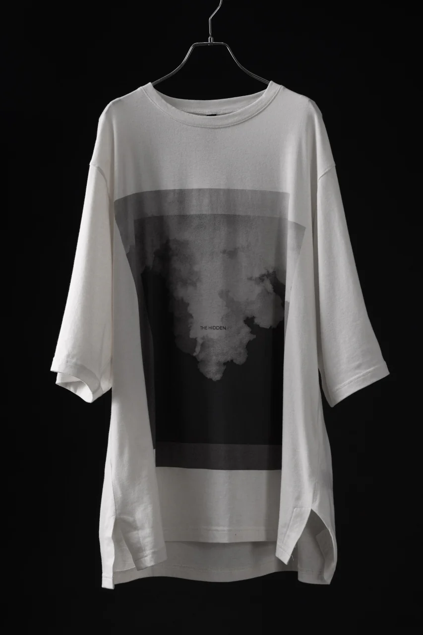 FIRST AID TO THE INJURED "THE HIDDEN" GRAPHIC T-SHIRT / COLD DYED (TURTLEDOVE)