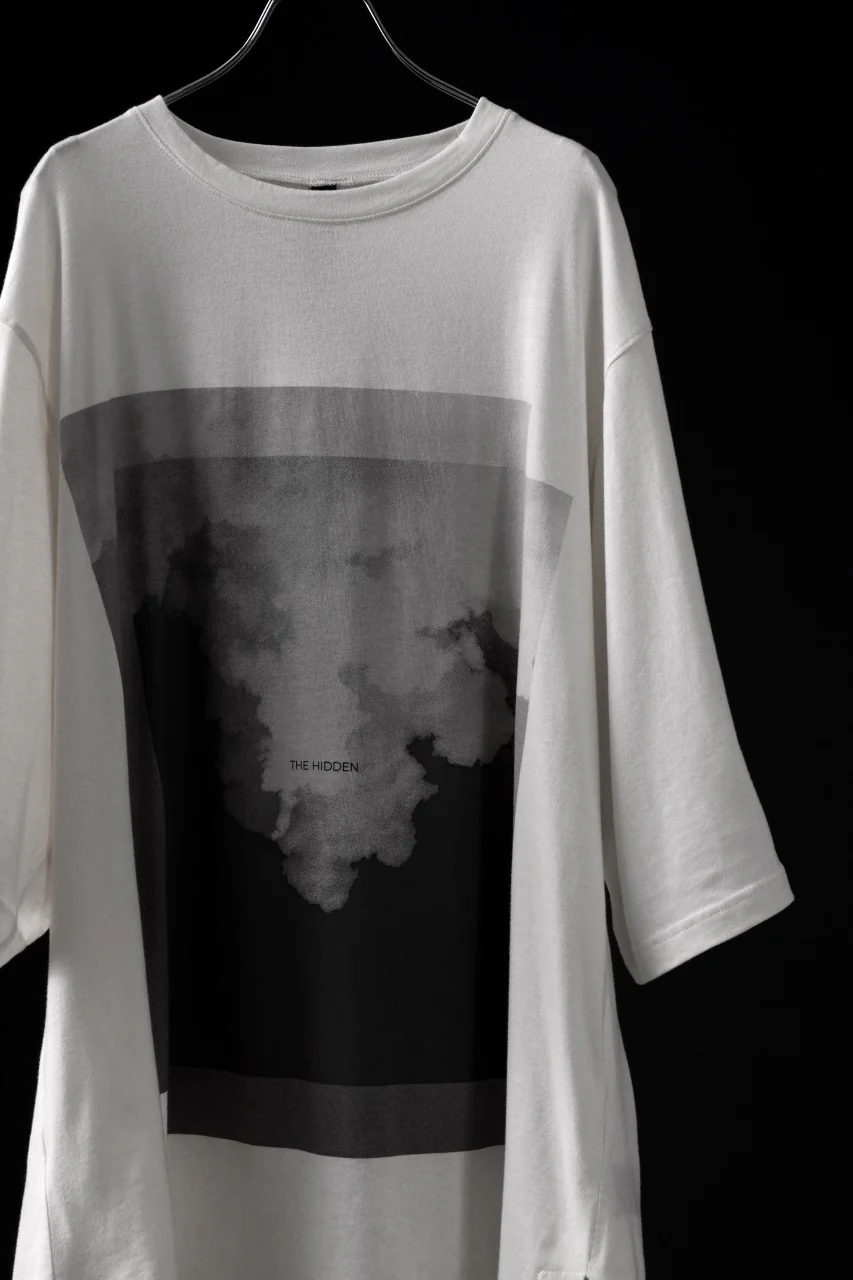 FIRST AID TO THE INJURED "THE HIDDEN" GRAPHIC T-SHIRT / COLD DYED (TURTLEDOVE) - Image 4
