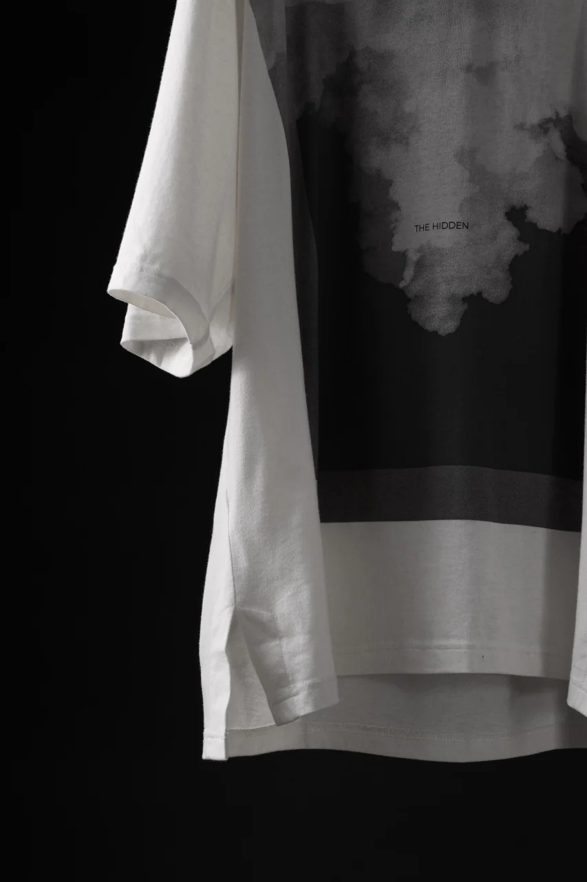 FIRST AID TO THE INJURED "THE HIDDEN" GRAPHIC T-SHIRT / COLD DYED (TURTLEDOVE) - Image 5