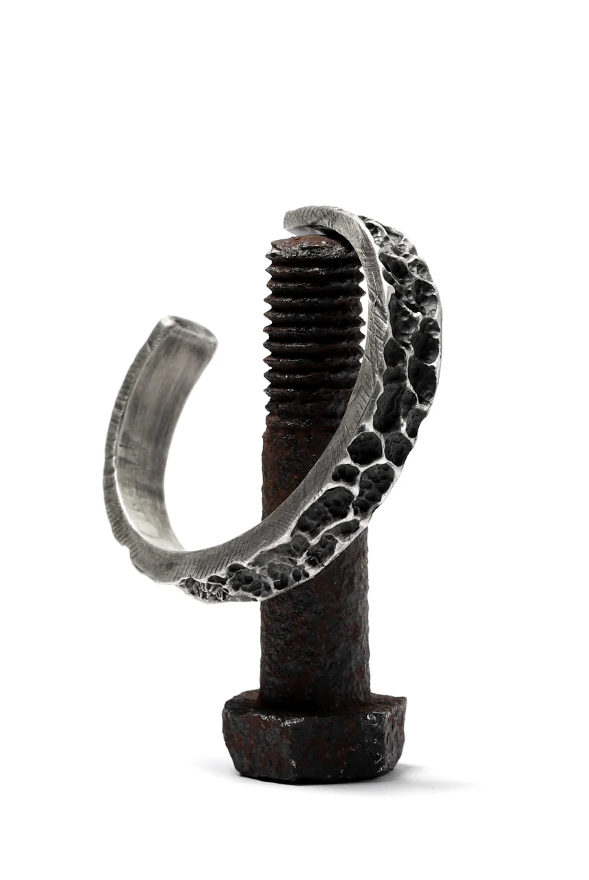 Holzpuppe Barnacles Eroded Basalt Rock Silver Bangle (BB-612) - Image 10