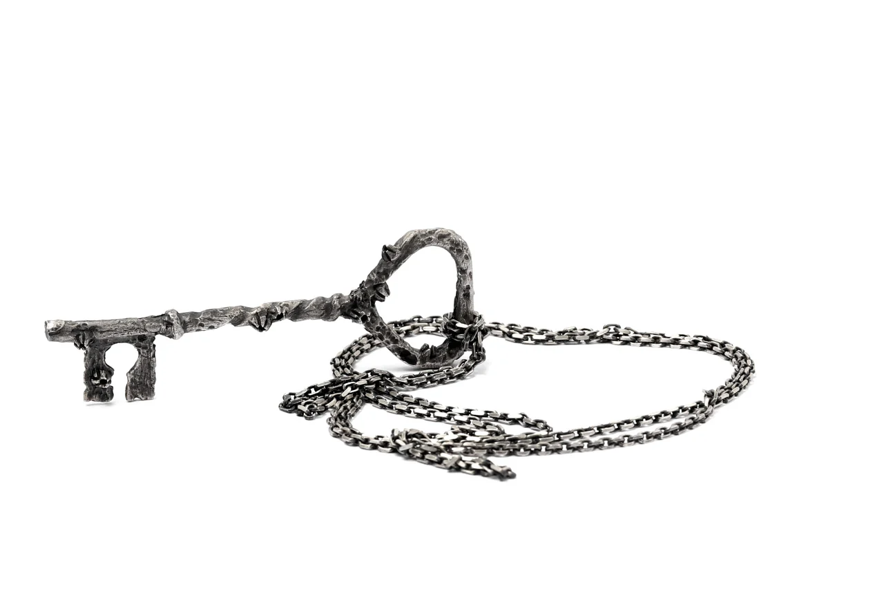 Holzpuppe Barnacles Rusted Key Pendant Necklace (KN-607) - Image 13