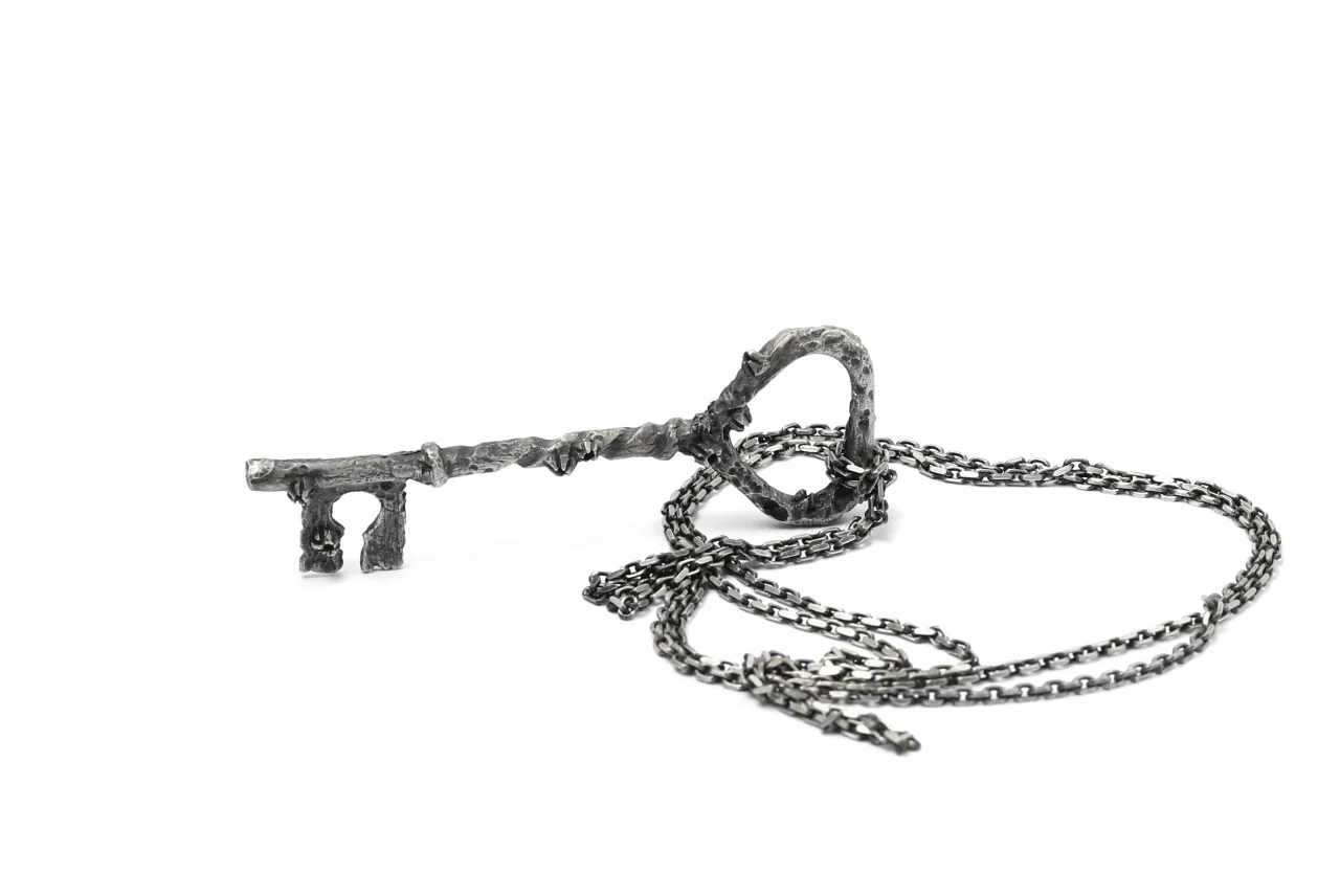 Holzpuppe Barnacles Rusted Key Pendant Necklace (KN-607) - Image 14