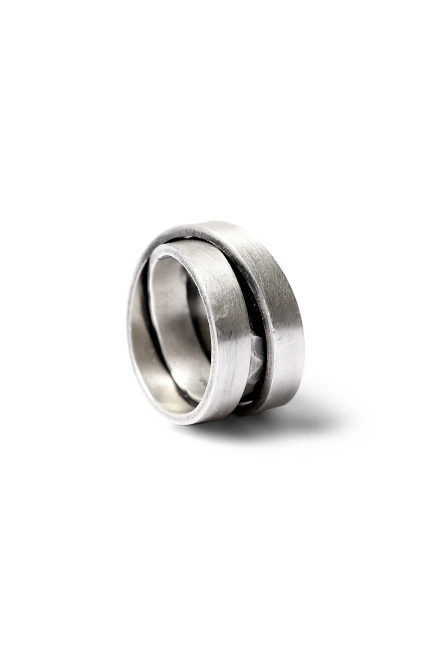 Holzpuppe Triple banded silver ring with unique texture - Image 10