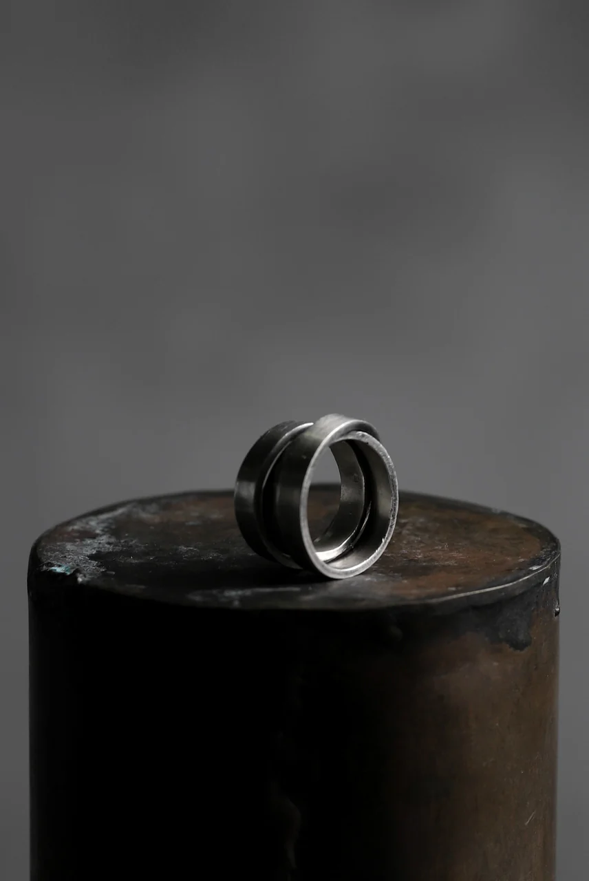 Holzpuppe Triple banded silver ring with unique texture - Image 11