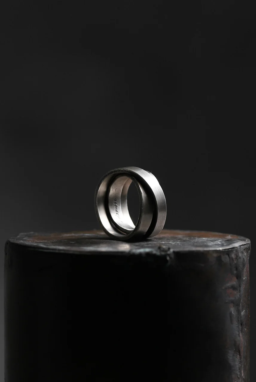 Holzpuppe Triple banded silver ring with unique texture - Image 12