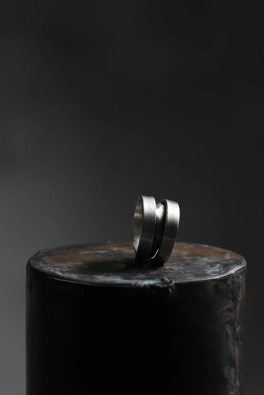 Holzpuppe Triple banded silver ring with unique texture - Image 13