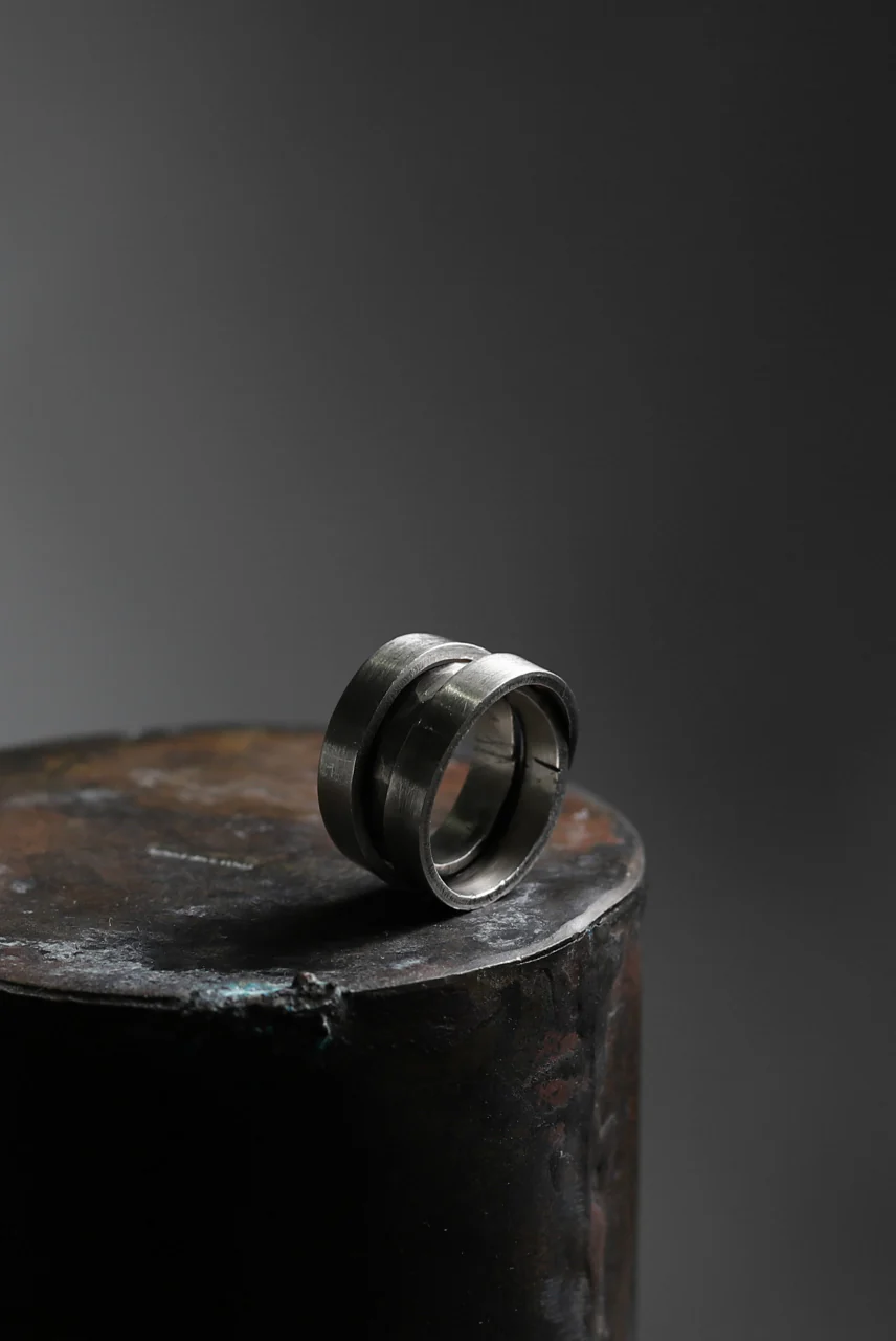 Holzpuppe Triple banded silver ring with unique texture - Image 14