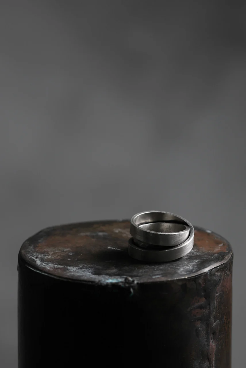 Holzpuppe Triple banded silver ring with unique texture - Image 15