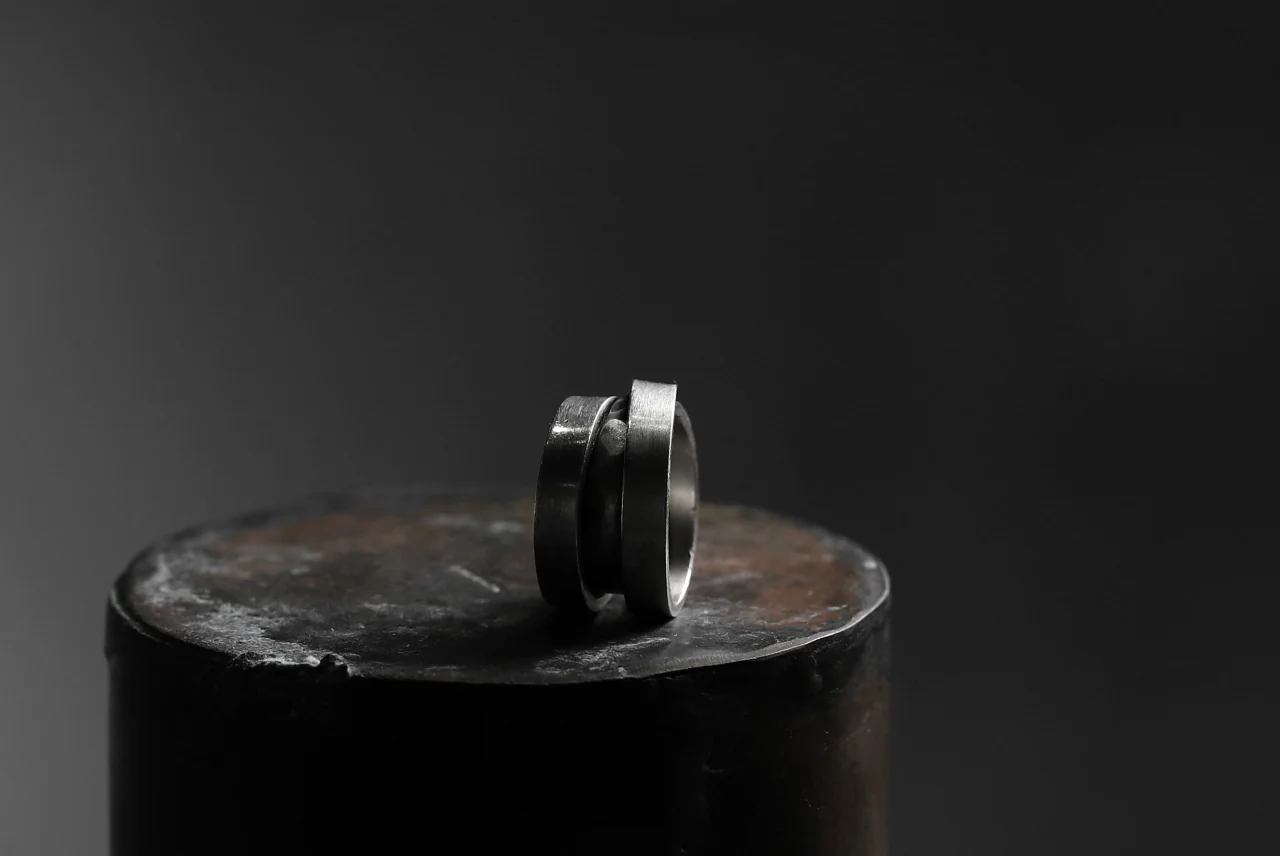 Holzpuppe Triple banded silver ring with unique texture - Image 17