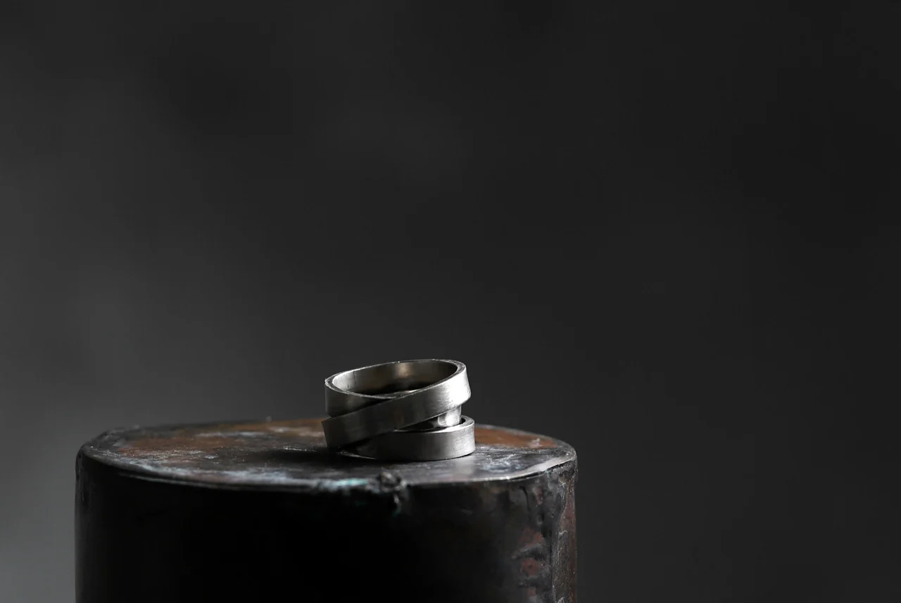 Holzpuppe Triple banded silver ring with unique texture - Image 18