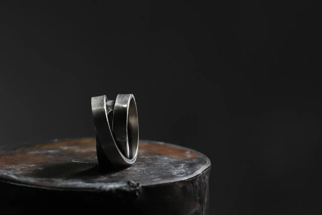 Holzpuppe Triple banded silver ring with unique texture - Image 19