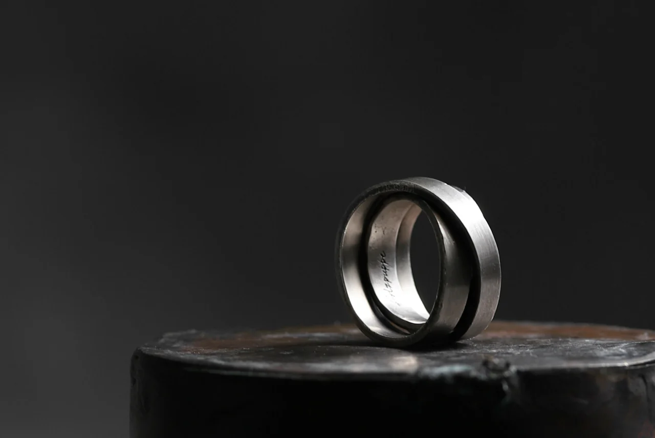 Holzpuppe Triple banded silver ring with unique texture - Image 20