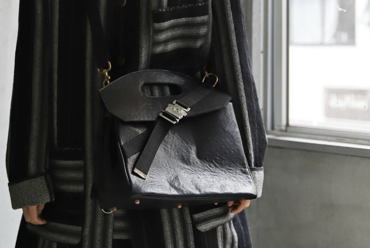ierib BARK 2WAY HAND SHOULDER BAG / FVT Oiled Horse (BLACK) - Image 71