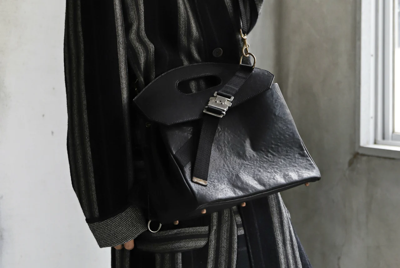 ierib BARK 2WAY HAND SHOULDER BAG / FVT Oiled Horse (BLACK) - Image 72