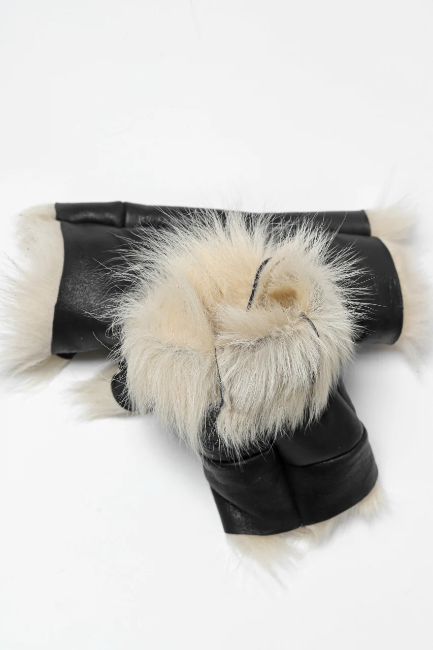 ierib GLOVES / TOSCANA BABY SHEEP MOUTON FUR (BLACK x CREAM) - Image 10