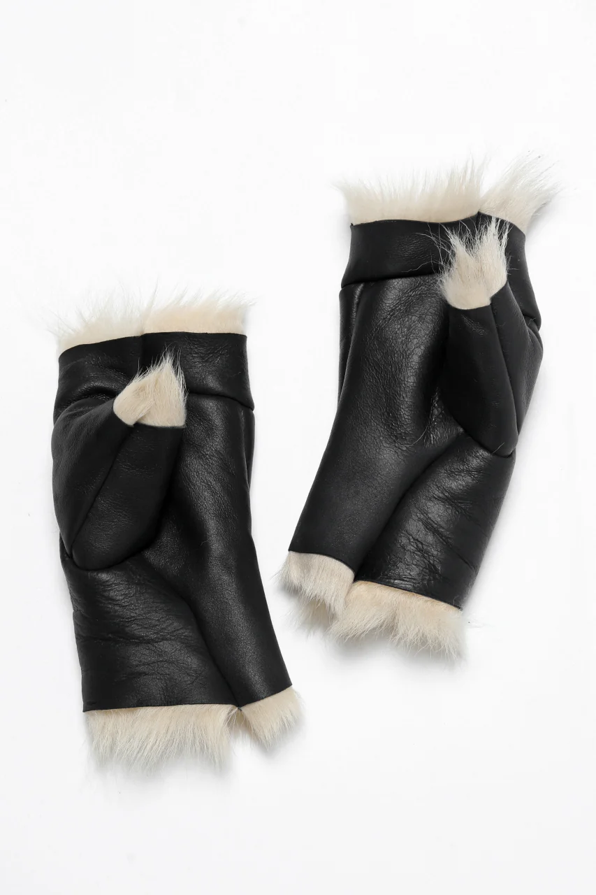 ierib GLOVES / TOSCANA BABY SHEEP MOUTON FUR (BLACK x CREAM) - Image 3