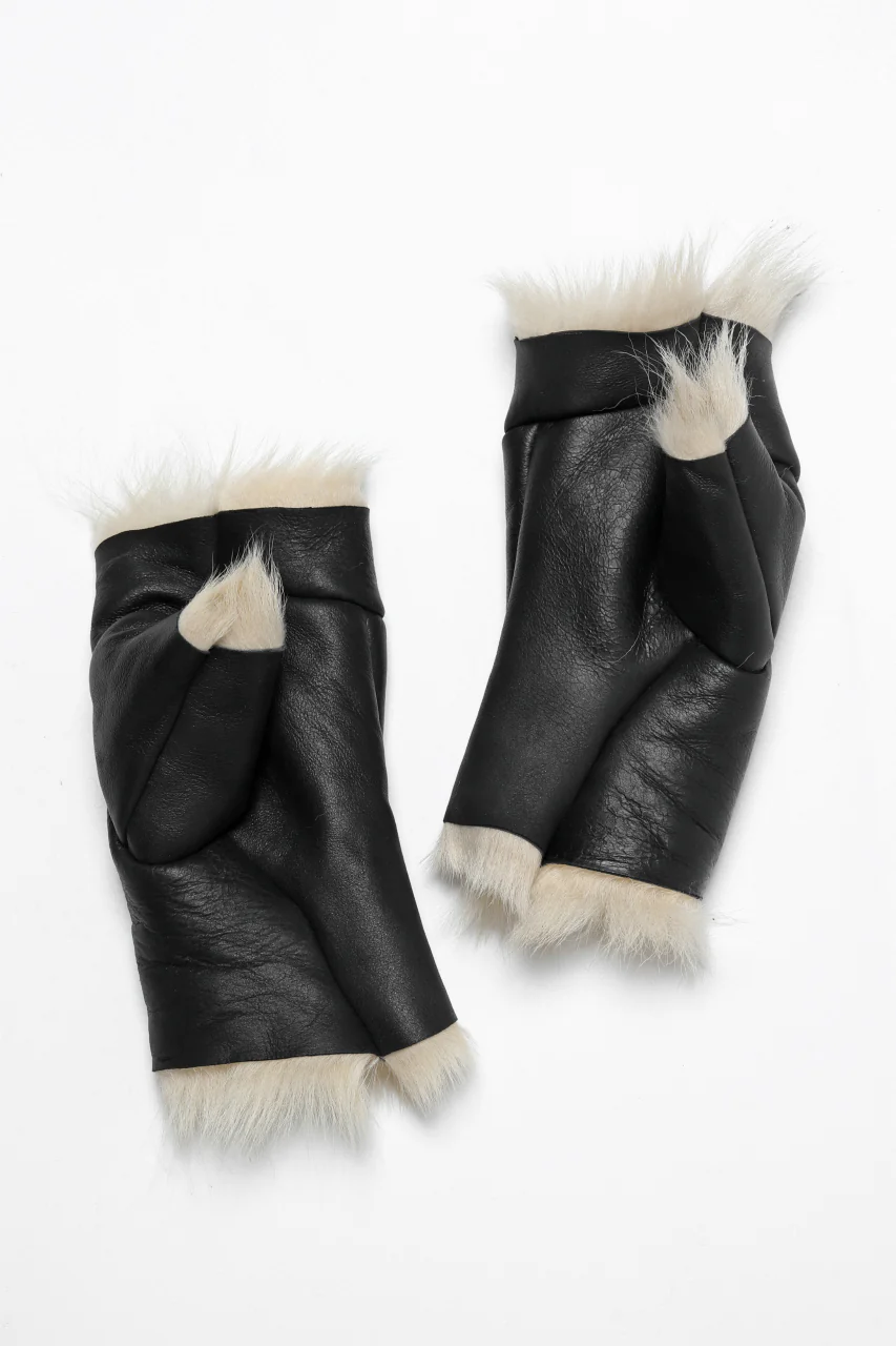 ierib GLOVES / TOSCANA BABY SHEEP MOUTON FUR (BLACK x CREAM) - Image 4