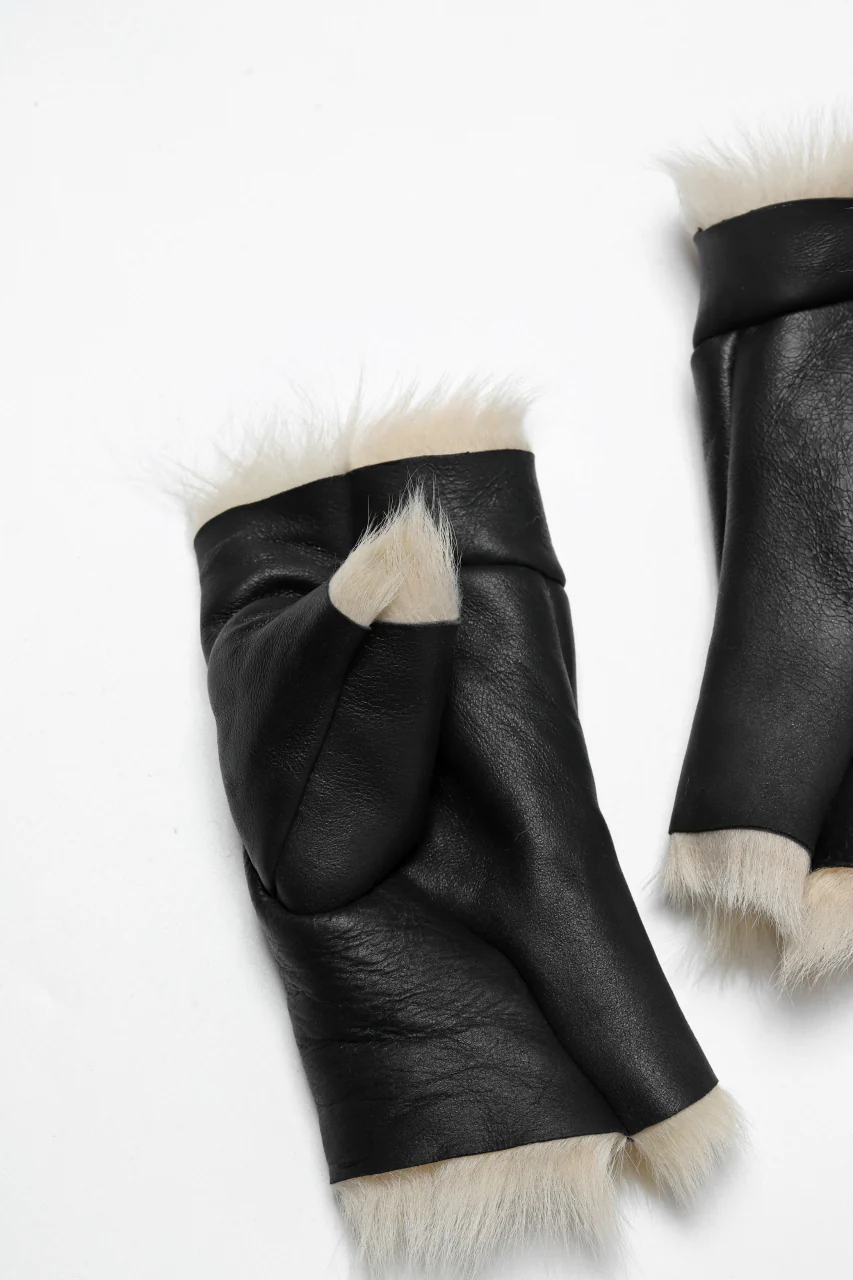 ierib GLOVES / TOSCANA BABY SHEEP MOUTON FUR (BLACK x CREAM) - Image 5