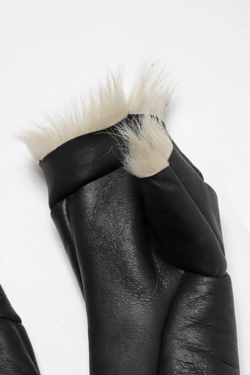 ierib GLOVES / TOSCANA BABY SHEEP MOUTON FUR (BLACK x CREAM) - Image 7