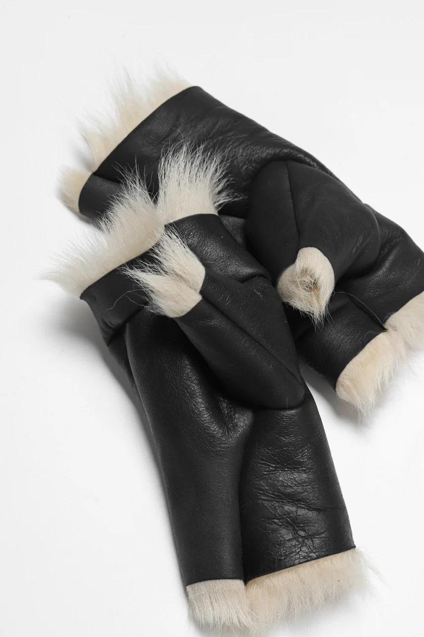 ierib GLOVES / TOSCANA BABY SHEEP MOUTON FUR (BLACK x CREAM) - Image 8