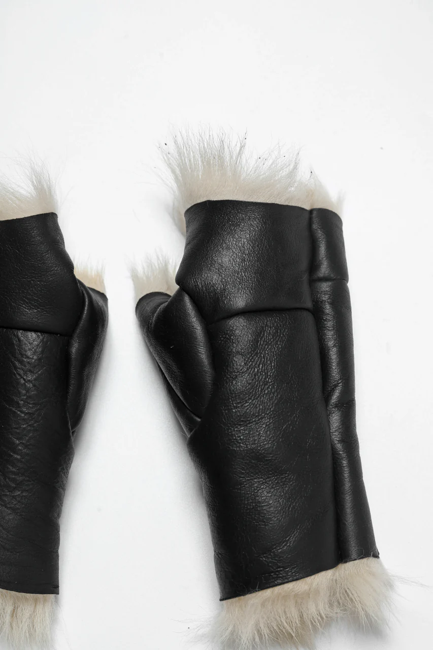 ierib GLOVES / TOSCANA BABY SHEEP MOUTON FUR (BLACK x CREAM) - Image 9